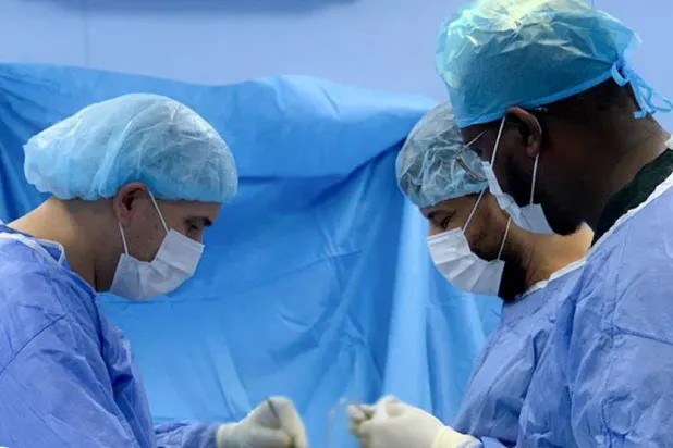 أطباء يجرون عملية جراحية في مركز مصراتة الطبي (إدارة الإعلام بالمركز)