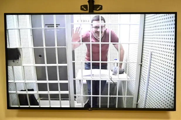 Rus muhalif İlya Yaşin bir duruşması sırasında (AFP)