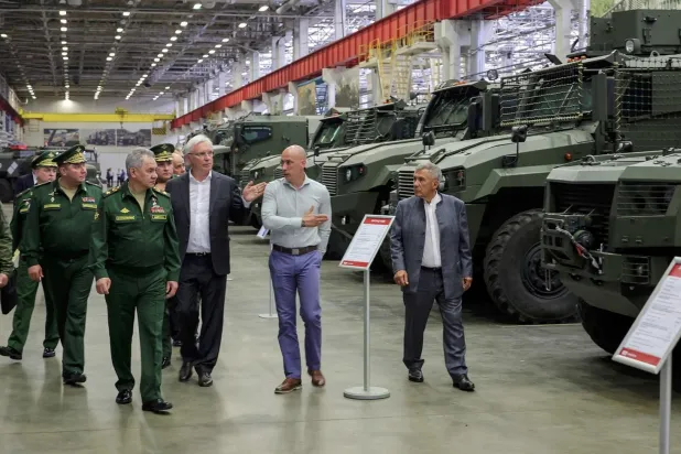  Rusya Savunma Bakanı Sergey Şoygu, Tataristan Cumhuriyeti'ndeki  bir askeri teçhizat fabrikasını denetliyor (EPA)