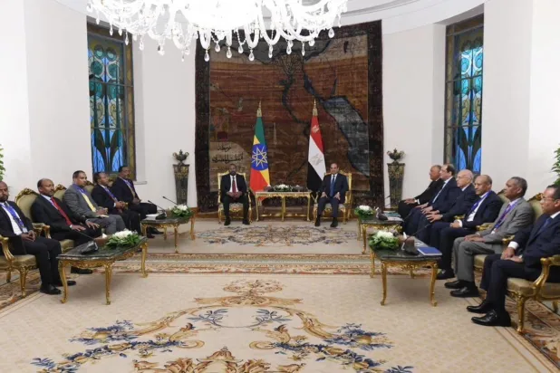 Mısır Cumhurbaşkanı Abdulfettah es-Sisi, Sudan krizini görüşmek üzere Kahire’de Etiyopya Başbakanı Abiy Ahmed ile bir araya geldi (Reuters)