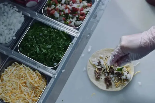 Stephanie Soechtig, 2014'te çektiği ve şekerin hayatımıza nasıl sokulduğunu anlatan Fed Up adlı belgeselle de ses getirmişti (Netflix)