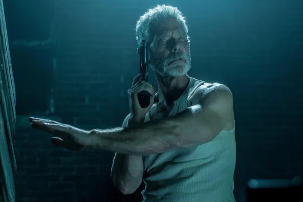 Fede Alvarez'in yönettiği Nefesini Tut'ta başrolleri Stephen Lang, Jane Levy ve Dylan Minnette paylaşmıştı (Sony)