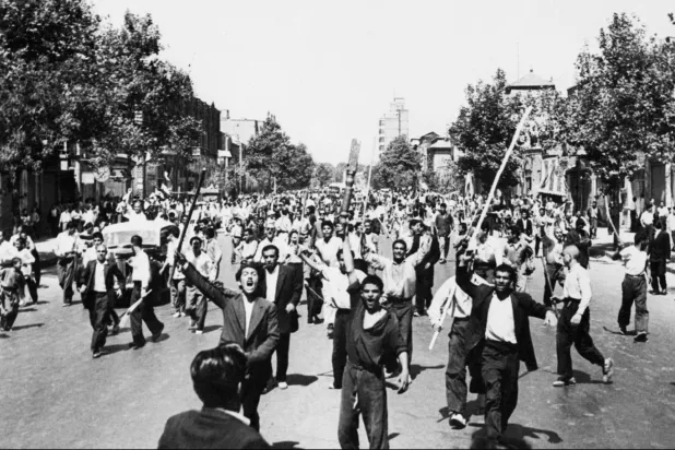 Darbenin ardından Musaddık yanlıları sokaklara dökülmüş, orduyla çıkan çatışmalarda 300'e yakın eylemci hayatını kaybetmişti (AFP)