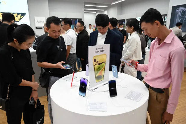 الطرازان الجديدان من «iPhone» سيأتيان بإطارات من التيتانيوم بدلاً من الفولاذ المقاوم للصدأ (أ.ف.ب)