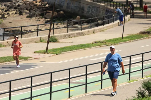 أشخاص يمارسون التمارين بأحد المتنزهات في نيويورك (أ.ف.ب)