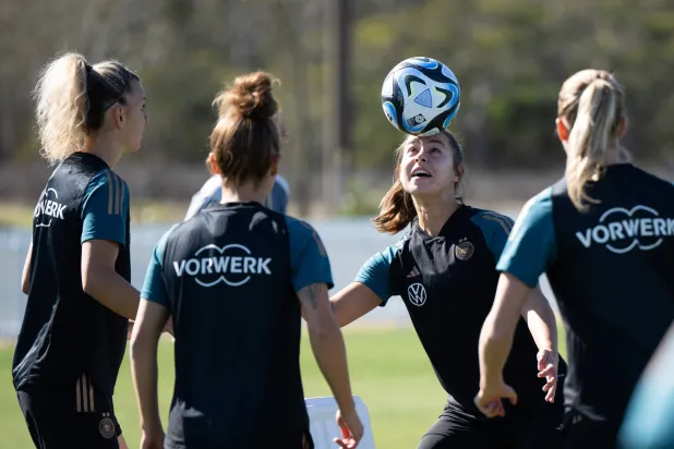 لينا تداعب الكرة خلال تدريبات ألمانيا (د.ب.أ)