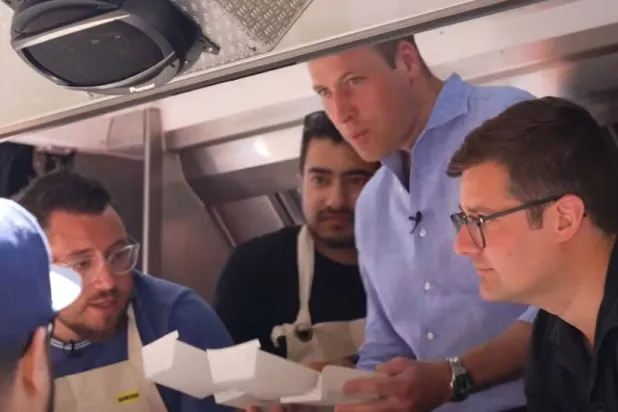 لقطة من الفيديو الذي يظهر الأمير ويليام أثناء تقديم البرغر