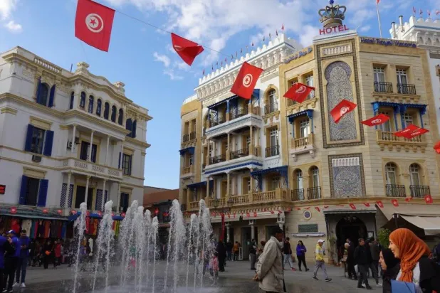 مارة أمام نافورة مياه في أحد ميادين تونس العاصمة (غيتي)