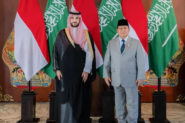 وزير الدفاع الإندونيسي خلال استقباله نظيره السعودي (واس)