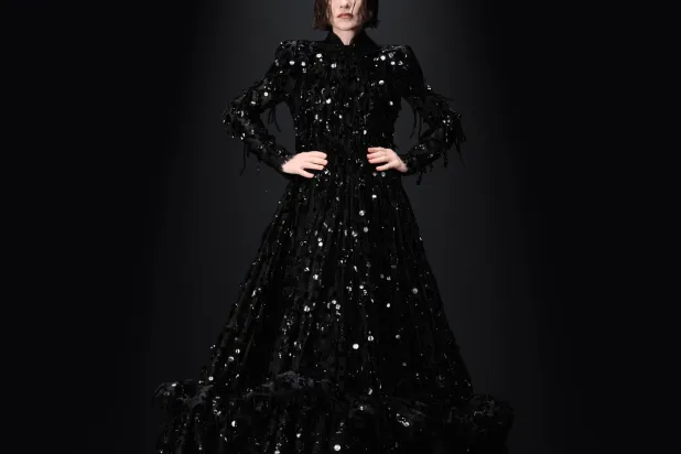 إيزابيل أوبير في عرض «بالنسياغا» للـ«هوت كوتور» (بالنسياغا)