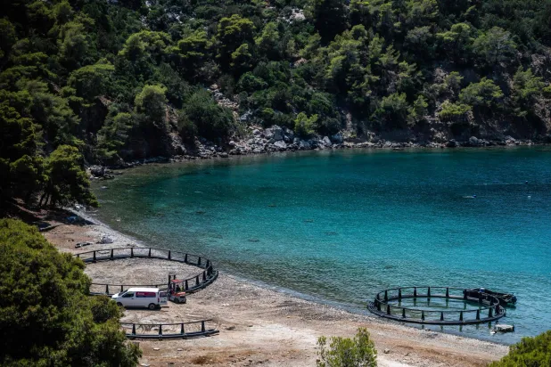 مزارع سمكية قيد الإنشاء في جزيرة بوروس اليونانية في 5 يوليو 2023 (أ.ف.ب)
