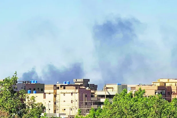 جنگ  شروع ہونے کے بعد سے جھڑپوں کے دھویں نے سوڈانی دارالحکومت کے آسمان کو ڈھانپ لیا ہے (اے ایف پی)