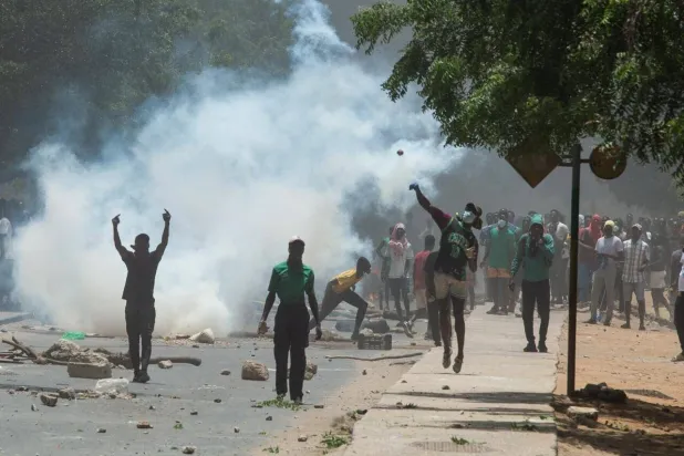 مناصرون لسونكو في اشتباكات مع قوات الأمن (أ.ف.ب)