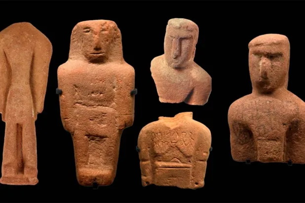 خمسة تماثيل نذرية محفوظة في متحف العُلا، مصدرها جبل ام الدرج