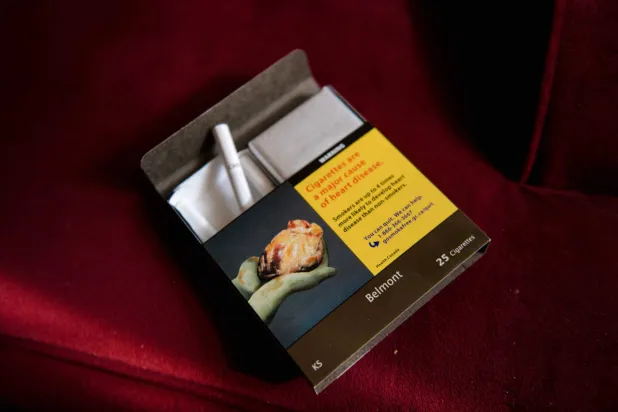 علبة سجائر تحمل تحذيرات من مضار التدخين (أ.ف.ب)