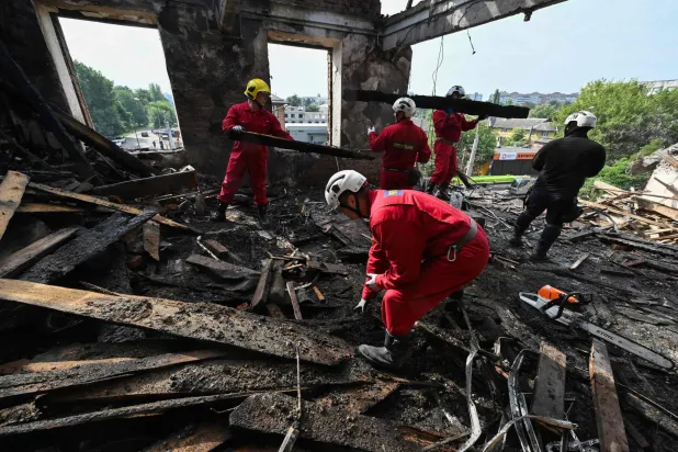 دمار في خاركيف الأوكرانية بعد قصف روسي طال مؤسسة تعليمية (أ.ف.ب)