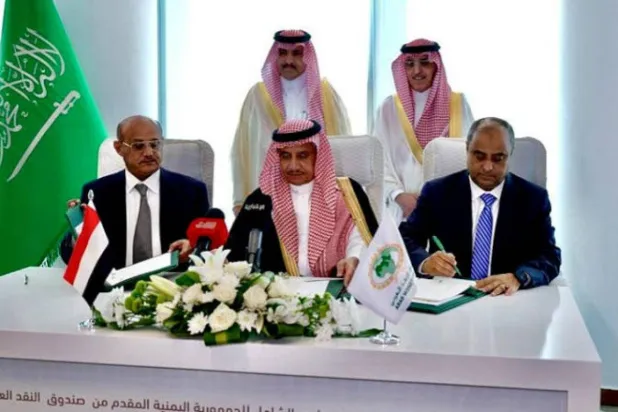 گزشتہ نومبر ریاض میں یمنی حکومت کے لیے ایک بلین ڈالر مالیت کے سعودی امداد کے معاہدے پر دستخط کا ایک منظر (سباء)