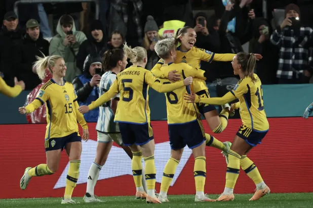 فرحة لاعبات السويد بالثنائية في شباك التانغو (إ.ب.أ)