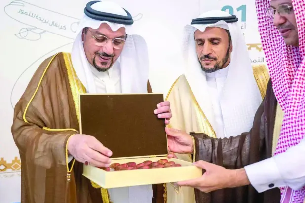 القصیم کے امیر بریدہ کھجور میلے کی مصنوعات کو چکھ رہے ہیں (الشرق الاوسط)