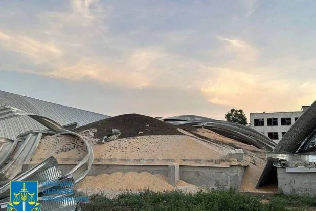 منظر للأضرار التي لحقت بمنشأة ميناء حبوب بسبب هجوم شنته طائرات مسيرة روسية في منطقة أوديسا بأوكرانيا في 2 أغسطس 2023 (رويترز)