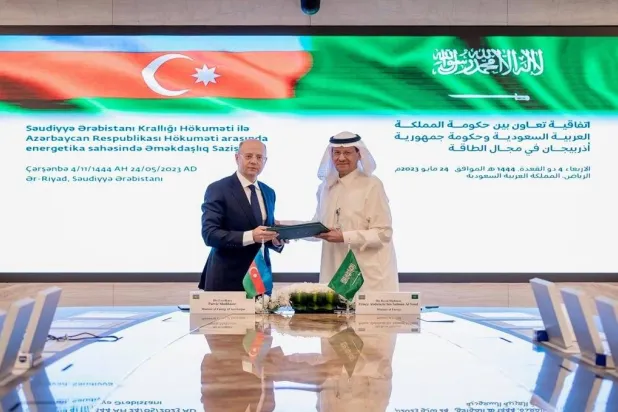 

شاهزاده عبدالعزیز بن سلمان وزیر انرژی سعودی با همتای آذربایجانی خود در جریان امضای قرارداد همکاری (واس)