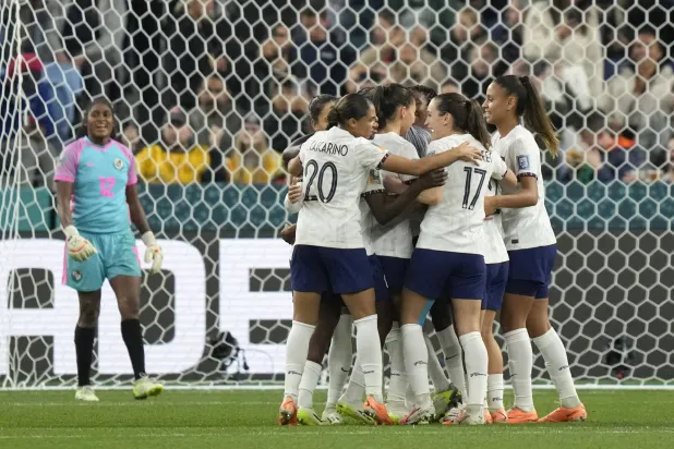 فرحة فرنسية عقب التأهل لدور الـ16 (أ.ب)