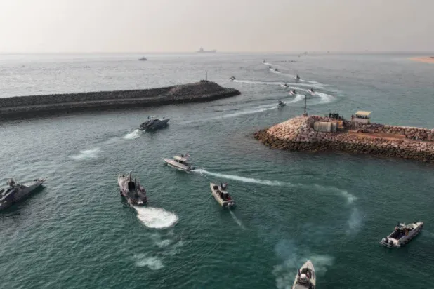 قوارب سريعة تابعة لـ«الحرس الثوري» خلال مناورات في جزيرة أبو موسي اليوم (تسنيم)