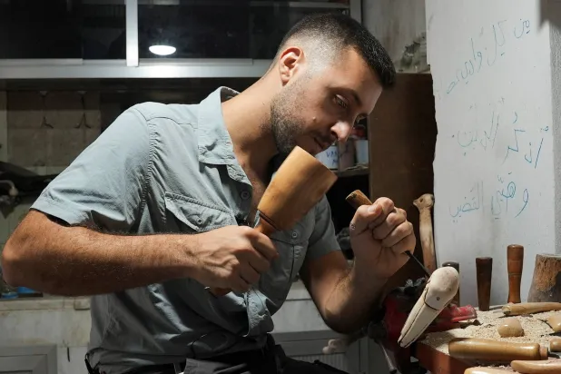 الشاب اللبناني شربل عازار يرى أنّ العصا ترمز إلى الهوية (رويترز)