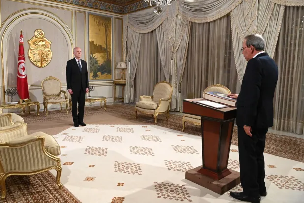 أحمد الحشاني يؤدي اليمين الدستورية أمام الرئيس قيس سعيّد (رويترز)