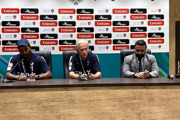 خيسوس مدرب الهلال خلال المؤتمر الصحافي (الشرق الأوسط)