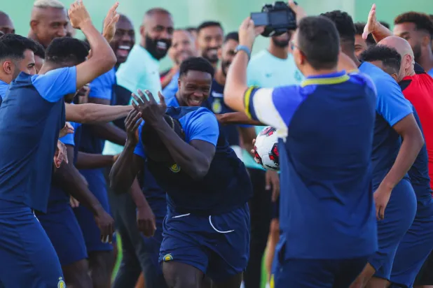 لاعبو النصر يرحبون بالنجم الدولي ساديو ماني (نادي النصر)
