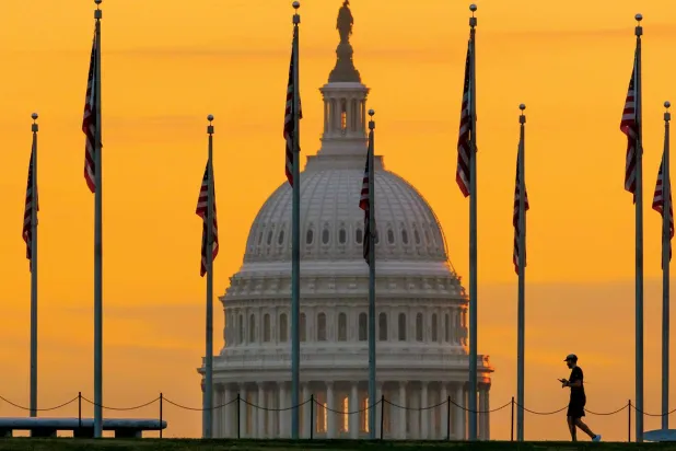 کیپیٹل کی عمارت جسے 6 جنوری کو ٹرمپ کے حامیوں نے ہنگامہ آرائی کا نشانہ بنایا تھا، جسے "فیچ" نے ریٹنگ میں کمی کی ایک وجہ قرار دیا (اے بی) 