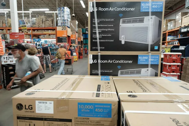 عرض مكيفات الهواء للبيع في متجر خلال موجة حر في بروكلين بمدينة نيويورك (أ.ف.ب)