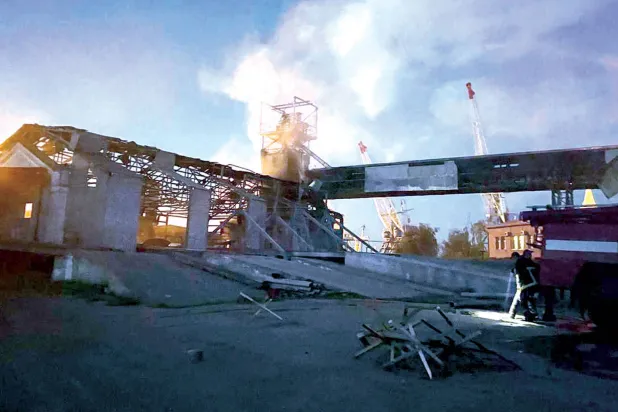 گزشتہ روز روسی ڈرون کے ذریعے دریائے ڈینیوب پر یوکرین کی بندرگاہ ایزمیل میں اناج کے گودام کو نشانہ بنایا گیا (اے ایف پی)