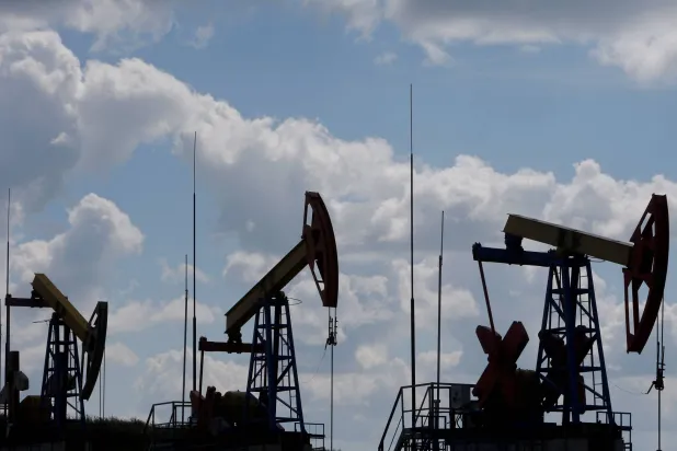 مضخة نفط في حقل أشالشينسكوي النفطي الروسي بالقرب من ألميتيفسك في جمهورية تتارستان بروسيا في 27 يوليو 2017 (رويترز)