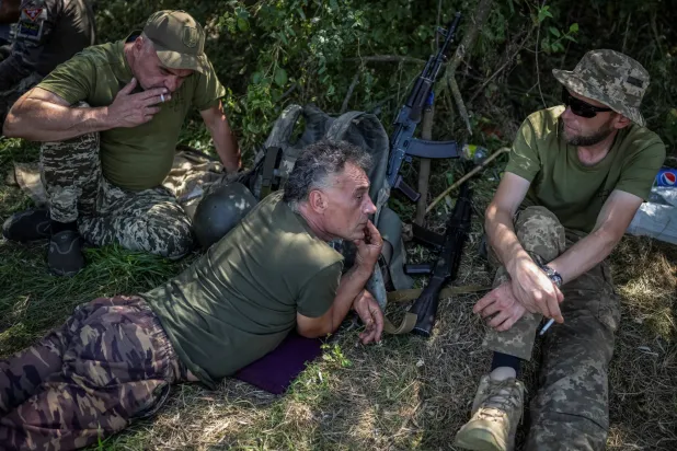 جنود أوكرانيون يأخذون قسطاً من الراحة على جبهة دونيتسك (رويترز)