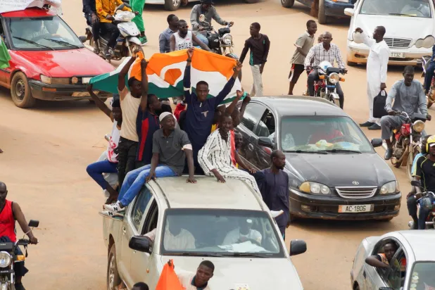 متظاهرون ضد العقوبات المفروضة على النيجر بعد الانقلاب في نيامي، الخميس (رويترز)
