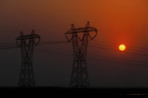 

دکل‌ها و خطوط انتقال برق استان صلاح‌الدین (آرشیویی - رویترز)