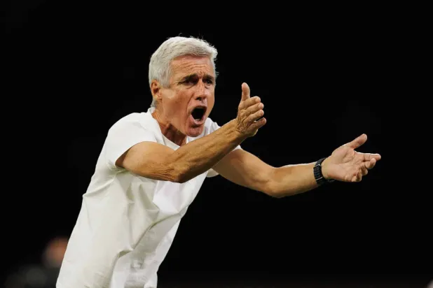 كاسترو يوجه لاعبيه خلال المباراة (تصوير: عبد الله الفالح)