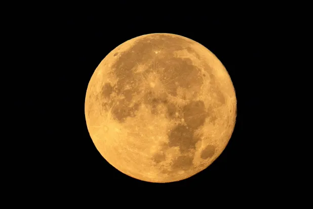 الروبوتات قد تكون ضرورية لمساعدة رواد الفضاء على استكشاف المناطق الخطرة على القمر (أ.ف.ب)