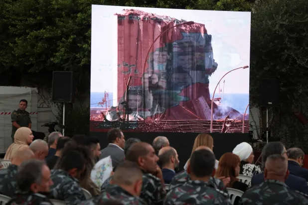 دھماکے میں بیروت فائر بریگیڈ کے ہلاک شدگان کے لواحقین برسی کی تقریب میں شریک ہیں (رائٹرز)