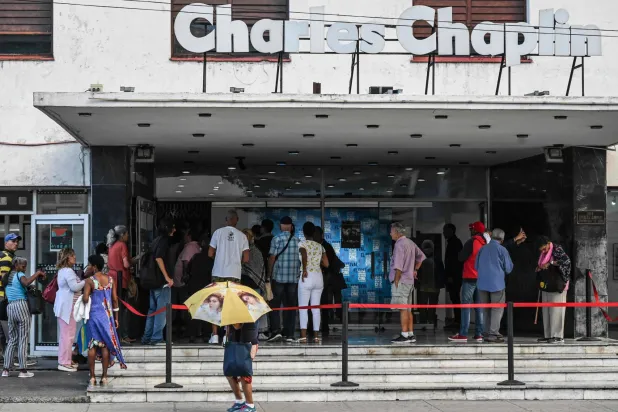 تجمهر أمام «سينما تشارلز شابلن» خلال الدورة 43 من مهرجان أميركا اللاتينية السينمائي الدولي في هافانا (أ.ف.ب)