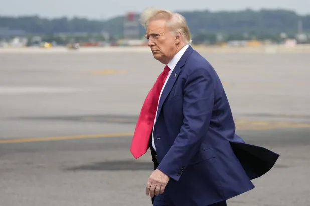 ٹرمپ عدالت میں اپنی پیشی سے قبل آرلنگٹن پہنچنے پر (اے پی)