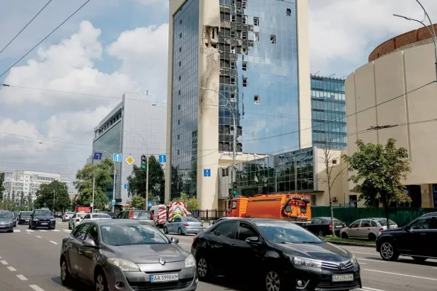 کل کیف پر روسی حملے کے نتیجے میں ہونے والی تباہی کا منظر (رائٹرز)