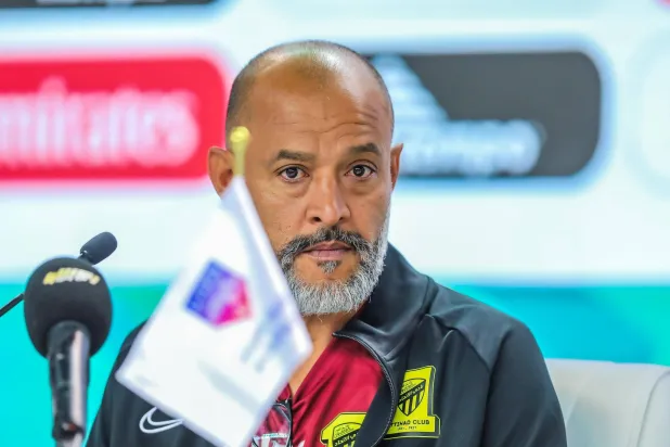 سانتو يستمع لسؤال أحد الصحفيين خلال المؤتمر (نادي الاتحاد)