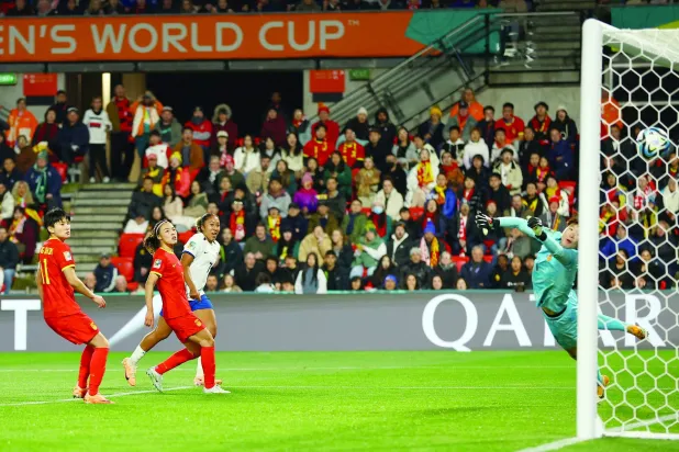 لورين جيمس تحرز هدف المنتخب الإنجليزي الرابع في المرمى الصيني (رويترز)