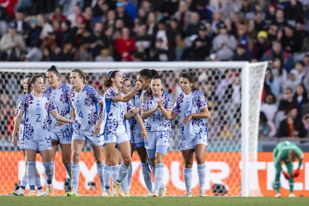 فرحة لاعبات إسبانيا بالخماسية في سويسرا (إ.ب.أ)