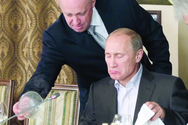 بريغوجين يقدّم الطعام لبوتين في مطعم خارج موسكو عام 2011 (أ.ب)