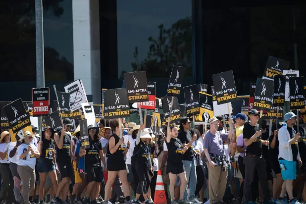 مشهد من حركة الإضراب التي شلّت هوليوود (أ.ف.ب)