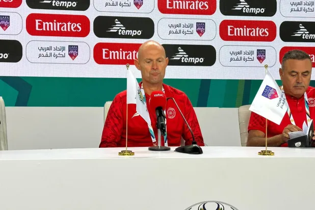 كايزر خلال حديثه في المؤتمر الصحافي لمواجهة الوحدة الإماراتي (الشرق الأوسط)